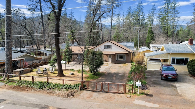 view of front of property featuring a gate, driveway, and a fenced front yard