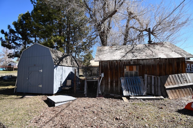 view of yard featuring an outbuilding and a storage shed