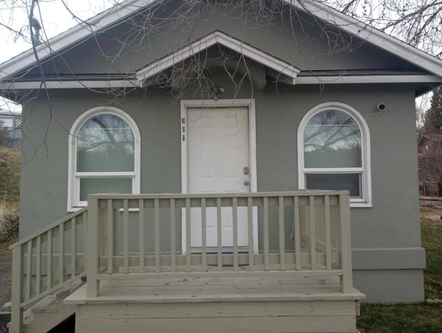 view of exterior entry featuring stucco siding