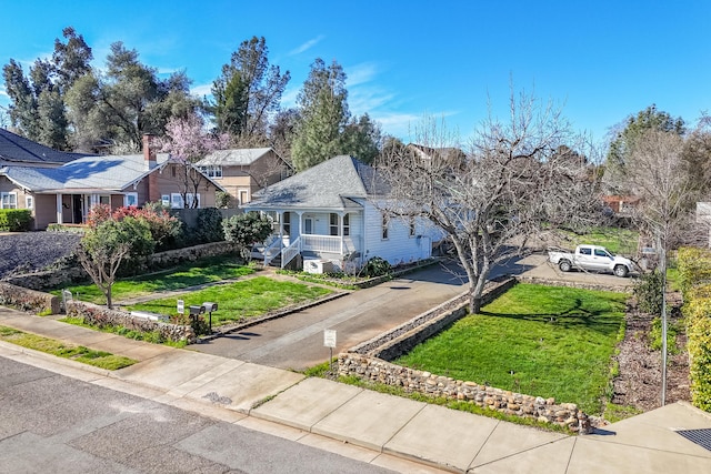 view of front facade featuring a front yard and driveway