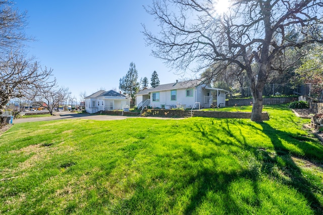 view of front of property featuring a front yard and fence