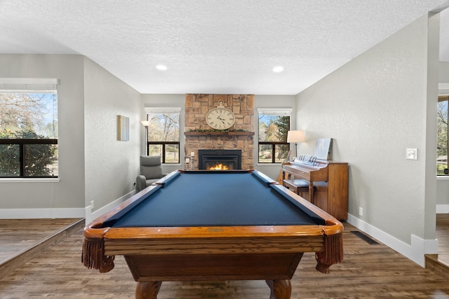 3300 Forest Hills Dr, Redding, CA 96002 - playroom featuring a healthy amount of sunlight, a textured ceiling, wood finished floors, and a textured wall
