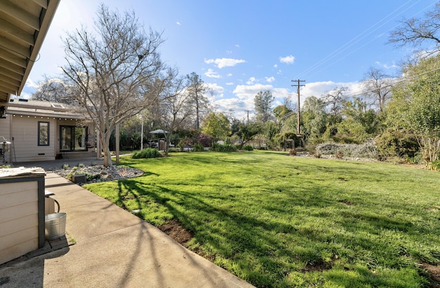 3300 Forest Hills Dr, Redding, CA 96002 - view of yard with a patio