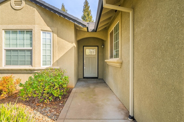 property entrance with stucco siding