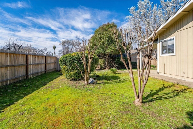 view of yard featuring fence