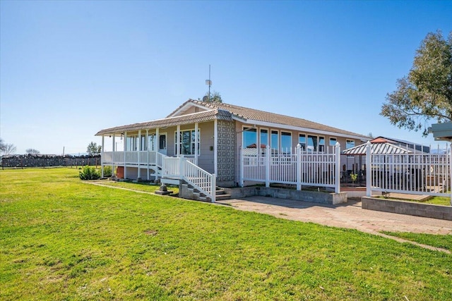 view of front of house featuring a porch and a front lawn