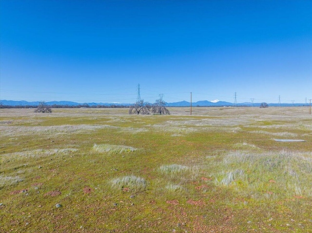 view of yard featuring a mountain view