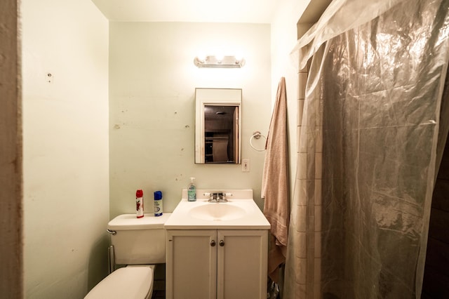 full bathroom featuring curtained shower, vanity, and toilet