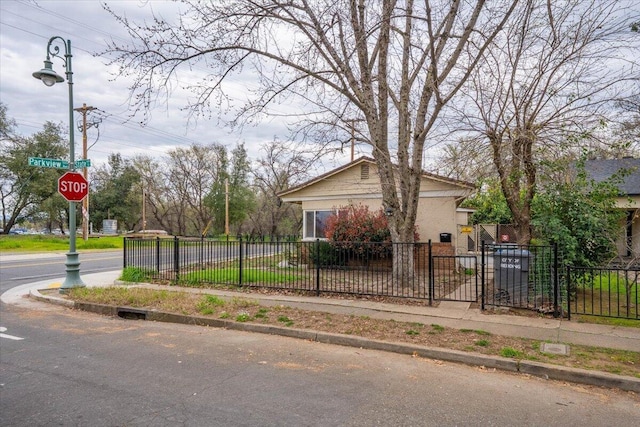 view of front of home with a fenced front yard