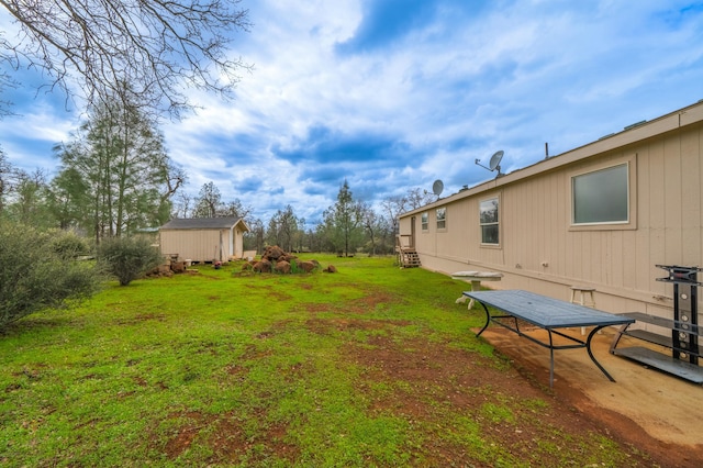 view of yard featuring an outbuilding and a storage unit