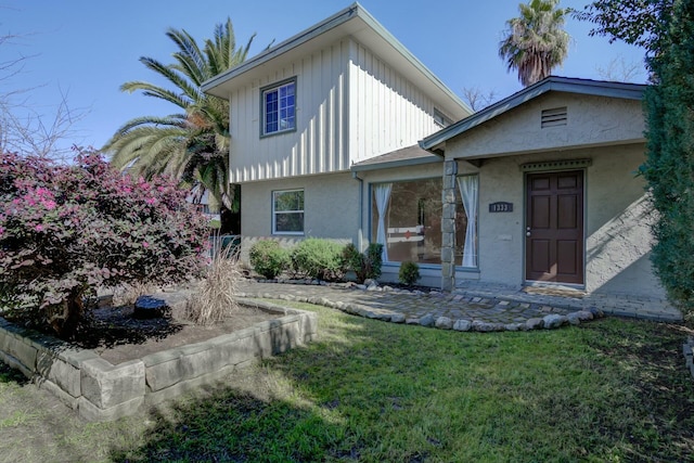 view of front of property with a front yard