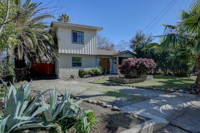 view of front of property with a front lawn and fence