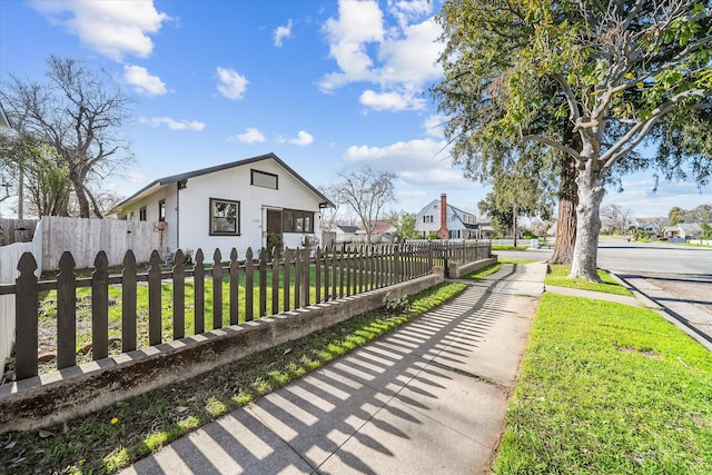 view of front of property featuring a front lawn and a fenced front yard