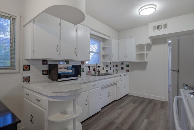 kitchen with visible vents, open shelves, a sink, range, and tasteful backsplash