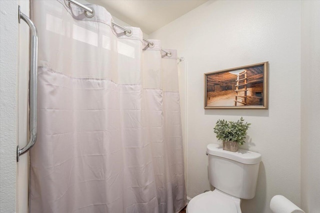 full bathroom featuring curtained shower and toilet