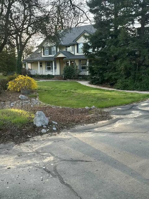 view of front of property featuring a front yard