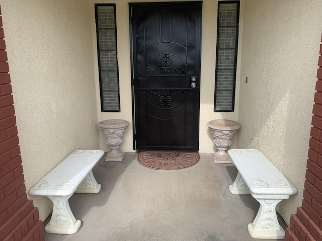 entrance to property with stucco siding