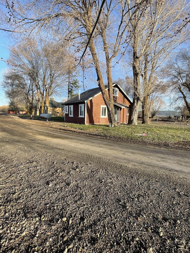 view of front of home featuring a front yard