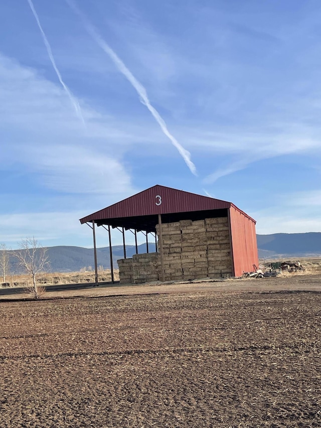 view of pole building featuring a mountain view