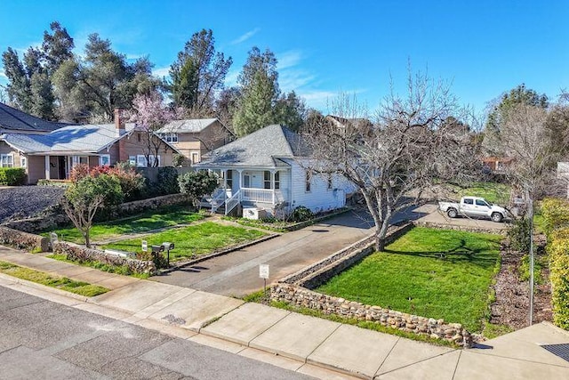 single story home with a front lawn