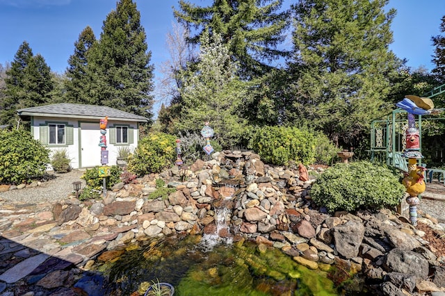 view of yard with an outdoor structure