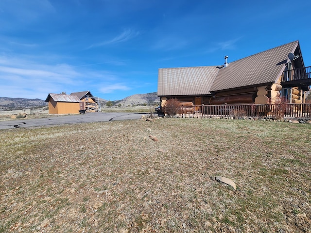 view of yard with a mountain view