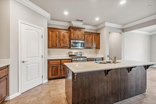 kitchen featuring visible vents, a center island with sink, a breakfast bar area, stainless steel appliances, and a sink