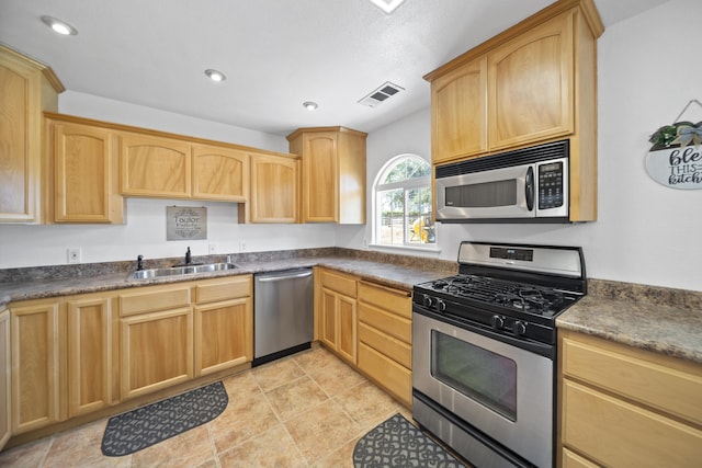 7100 Aldo Way, Anderson, CA 96007 - kitchen featuring stainless steel appliances, a sink, dark countertops, recessed lighting, and light brown cabinetry