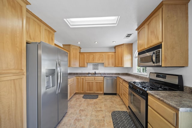 7100 Aldo Way, Anderson, CA 96007 - kitchen with stainless steel appliances, a sink, dark countertops, and recessed lighting