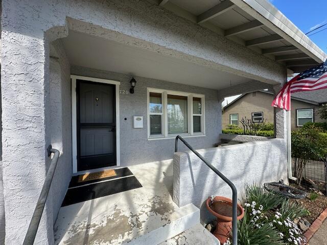 property entrance featuring stucco siding