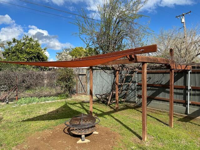 view of yard featuring an outdoor fire pit