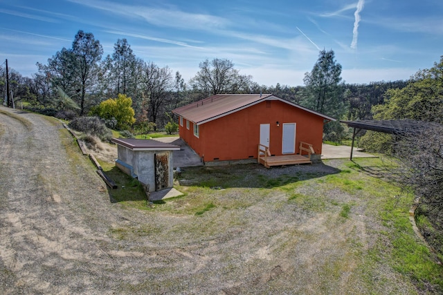 view of outdoor structure featuring driveway and an outdoor structure