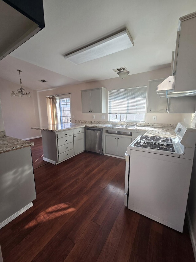 kitchen featuring white range with gas cooktop, a sink, stainless steel dishwasher, dark wood-style floors, and a peninsula