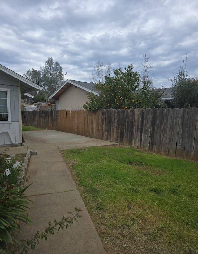 view of yard featuring fence and a patio area