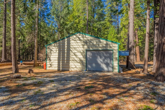 detached garage featuring gravel driveway