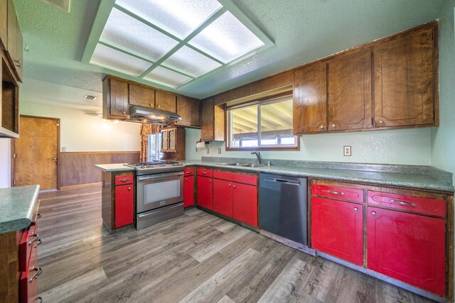 1200 Lema Rd, Redding, CA 96003 - kitchen featuring a sink, stainless steel appliances, under cabinet range hood, wainscoting, and red cabinets
