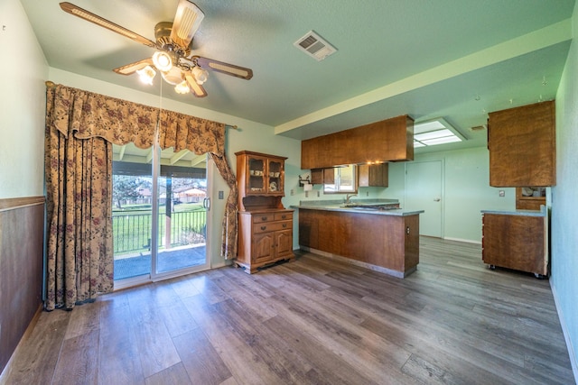 1200 Lema Rd, Redding, CA 96003 - kitchen featuring visible vents, a peninsula, a ceiling fan, and dark wood-style flooring