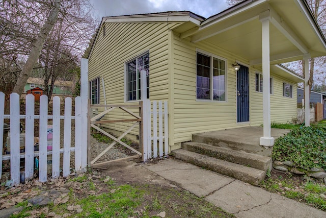 view of front of property featuring fence