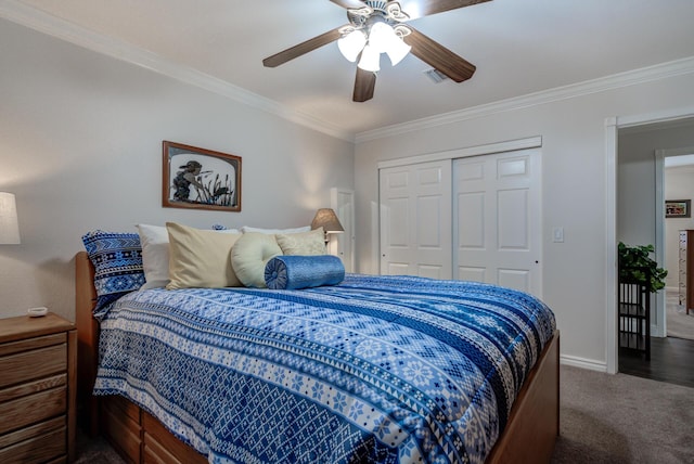 carpeted bedroom with a closet, visible vents, baseboards, ornamental molding, and ceiling fan