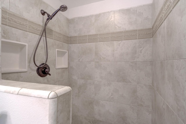 bathroom featuring a tile shower