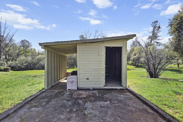 view of outdoor structure with an outdoor structure
