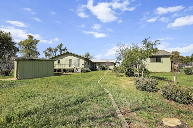 view of yard with an outbuilding