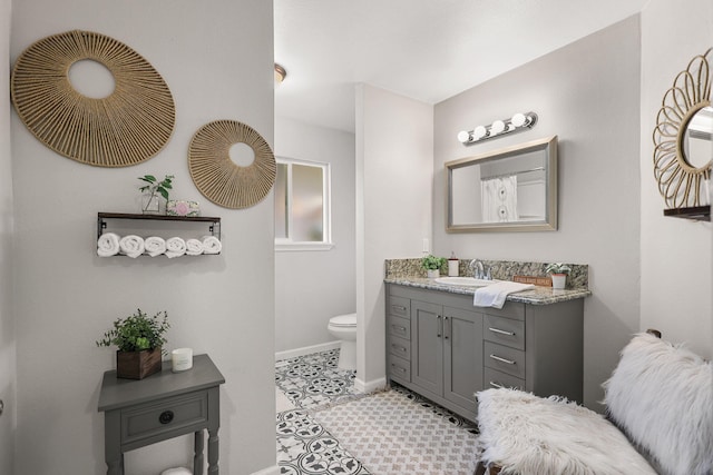 17622 China Gulch Dr, Anderson, CA 96007 - bathroom featuring baseboards, toilet, and vanity