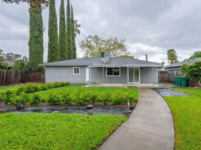 926 Cortina Dr, Orland, CA 95963 - ranch-style house featuring a front yard, stucco siding, and fence