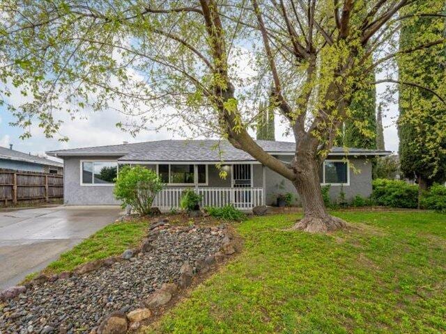 926 Cortina Dr, Orland, CA 95963 - ranch-style home with fence, a front yard, a porch, and stucco siding