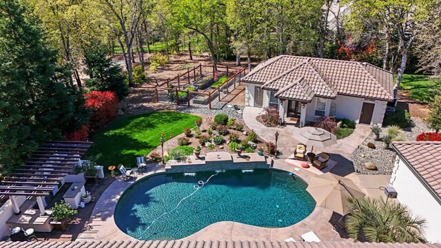13194 Tierra Heights Rd, Redding, CA 96003 - outdoor pool featuring a patio area