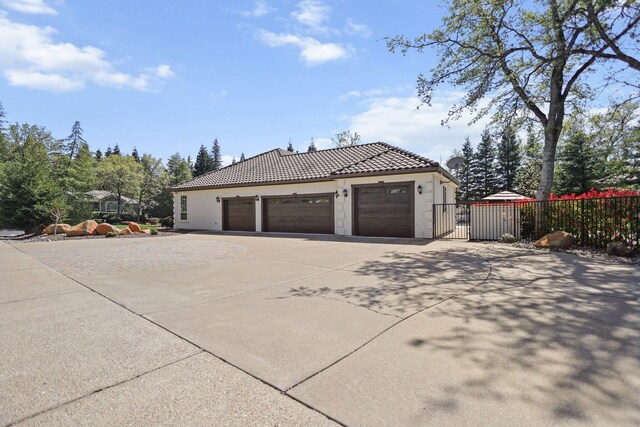 13194 Tierra Heights Rd, Redding, CA 96003 - garage with fence, a gate, and concrete driveway