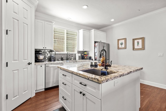 6180 Lucca Trl, Redding, CA 96003 - kitchen with tasteful backsplash, a sink, a kitchen island with sink, dark wood finished floors, and stainless steel appliances