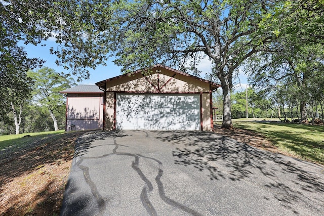 16588 Stanislaus Dr, Redding, CA 96001 - garage featuring aphalt driveway