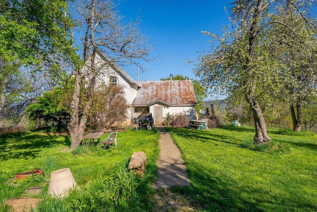 view of front of property with a front yard